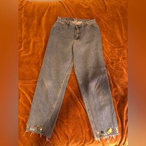 Embroidered mom jeans, size 8/10!